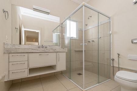 Casa de condomínio para alugar com 350m², 4 quartos e 6 vagasBanheiro Social 