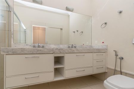 Casa de condomínio para alugar com 350m², 4 quartos e 6 vagasBanheiro  Suite Master