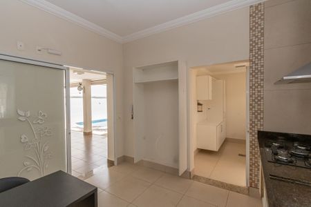 Casa de condomínio para alugar com 350m², 4 quartos e 6 vagasCozinha 