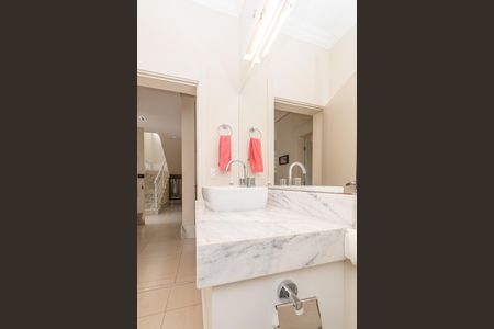 Casa de condomínio para alugar com 350m², 4 quartos e 6 vagasLavabo