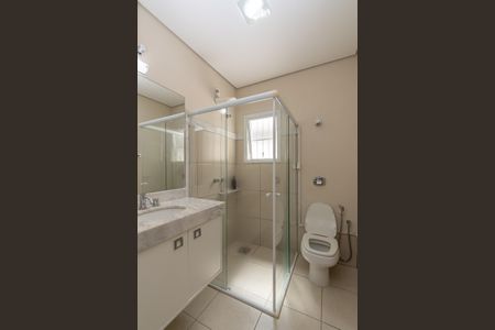 Casa de condomínio para alugar com 350m², 4 quartos e 6 vagasBanheiro da Suíte 1