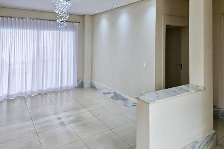 Casa de condomínio para alugar com 350m², 4 quartos e 6 vagasSala