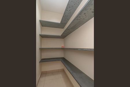 Casa de condomínio para alugar com 350m², 4 quartos e 6 vagasDispensa