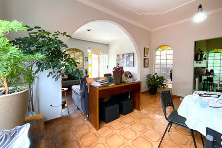 Casa à venda com 3 quartos, 360m² em Fernão Dias, Belo Horizonte