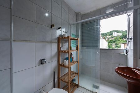 Banheiro de kitnet/studio para alugar com 1 quarto, 64m² em Itararé, Santos