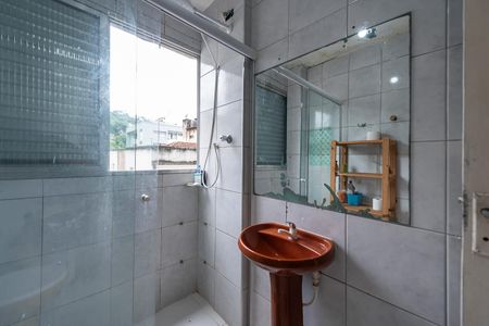 Banheiro de kitnet/studio para alugar com 1 quarto, 64m² em Itararé, Santos