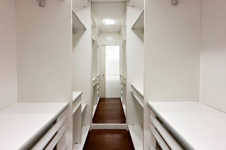 Casa de condomínio para alugar com 241m², 3 quartos e 4 vagas Casa de condomínio para alugar com 241m², 3 quartos e 4 vagasCloset do quarto 2