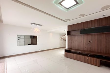 Casa de condomínio para alugar com 241m², 3 quartos e 4 vagas Casa de condomínio para alugar com 241m², 3 quartos e 4 vagasSala