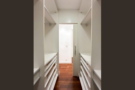 Casa de condomínio para alugar com 241m², 3 quartos e 4 vagas Casa de condomínio para alugar com 241m², 3 quartos e 4 vagasCloset do quarto 2