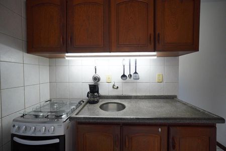 Cozinha de apartamento para alugar com 2 quartos, 39m² em Canasvieiras, Florianópolis