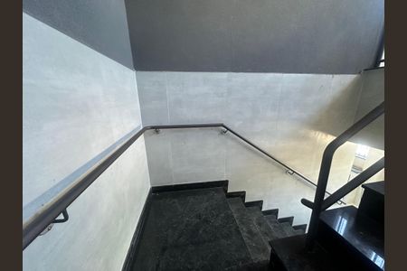 Apartamento para alugar com 53m², 2 quartos e sem vagaEscada