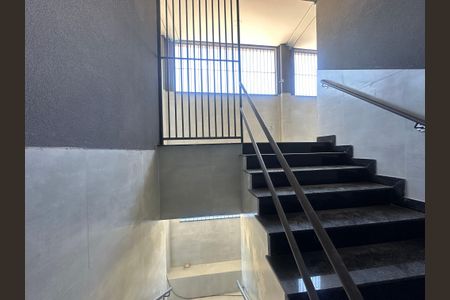 Apartamento para alugar com 53m², 2 quartos e sem vagaEscada