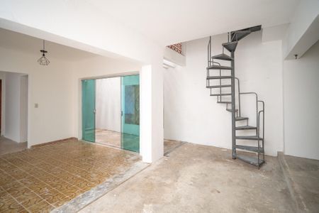 Casa à venda com 250m², 4 quartos e 3 vagas Casa à venda com 250m², 4 quartos e 3 vagasÁrea de serviço