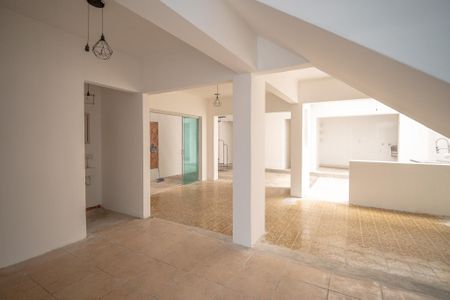Casa à venda com 250m², 4 quartos e 3 vagas Casa à venda com 250m², 4 quartos e 3 vagasSala