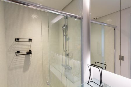 Banheiro de apartamento à venda com 1 quarto, 74m² em Vila Olímpia, São Paulo