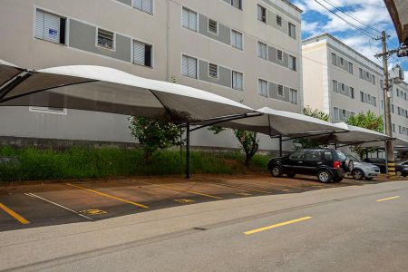 Apartamento para alugar com 46m², 2 quartos e 1 vagaEstacionamento e fachada lateral do bloco