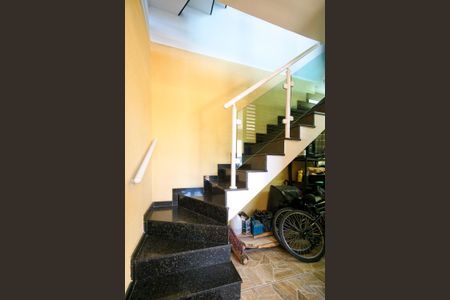 Casa à venda com 103m², 2 quartos e 4 vagas Casa à venda com 103m², 2 quartos e 4 vagasEscada