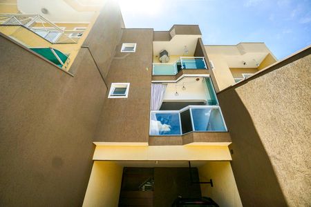 Casa à venda com 103m², 2 quartos e 4 vagas Casa à venda com 103m², 2 quartos e 4 vagasFachada