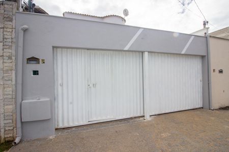 Casa à venda com 266m², 3 quartos e 2 vagasFachada