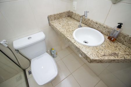 Banheiro da Suíte Casa 1 de casa à venda com 3 quartos, 266m² em Parque Xangri-lá, Contagem