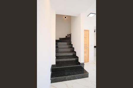 Casa à venda com 128m², 3 quartos e 3 vagasEscada