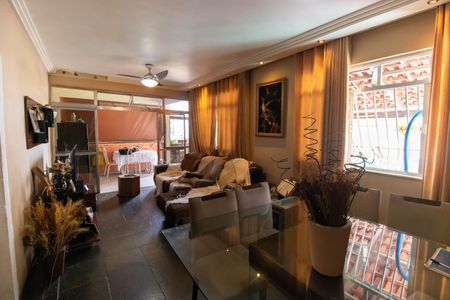 Casa à venda com 360m², 8 quartos e 5 vagasSala