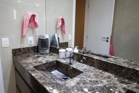 Apartamento à venda com 118m², 3 quartos e 2 vagasBanheiro da Suíte 1 