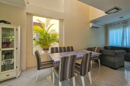 Casa de condomínio para alugar com 210m², 3 quartos e 2 vagasSala