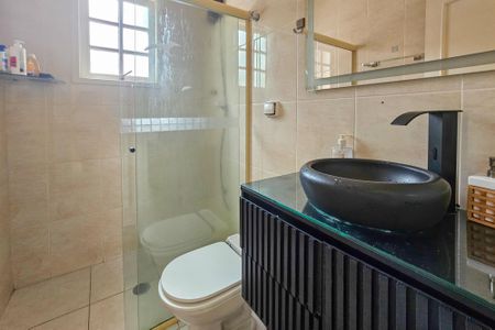 Casa de condomínio para alugar com 210m², 3 quartos e 2 vagasBanheiro da suíte 3