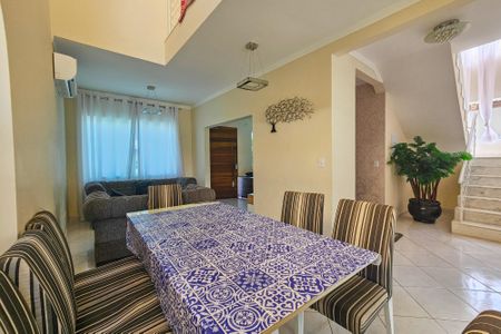 Casa de condomínio para alugar com 210m², 3 quartos e 2 vagasSala