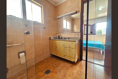 Casa à venda com 236m², 5 quartos e 4 vagasBanheiro da Suíte