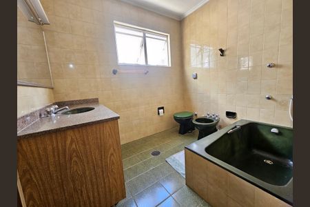 Casa à venda com 236m², 5 quartos e 4 vagasBanheiro