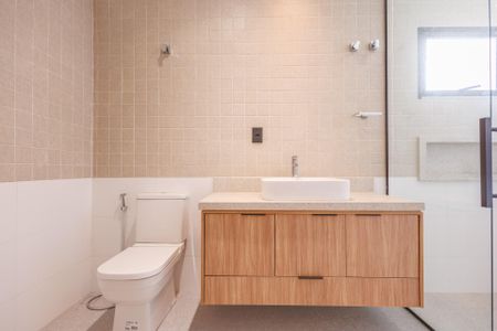 Casa de condomínio para alugar com 264m², 3 quartos e 4 vagasBanheiro Suíte 1