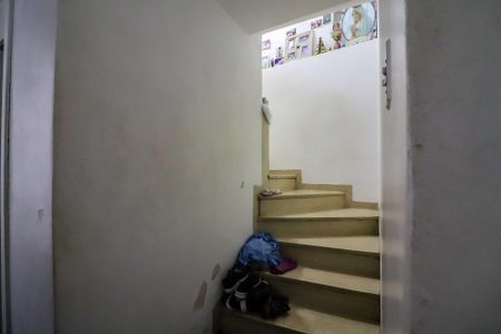 Casa à venda com 102m², 4 quartos e 2 vagas Casa à venda com 102m², 4 quartos e 2 vagasEscadas