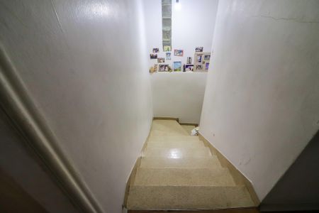 Casa à venda com 102m², 4 quartos e 2 vagas Casa à venda com 102m², 4 quartos e 2 vagasEscadas