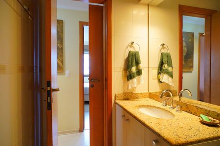 Apartamento à venda com 110m², 3 quartos e 2 vagasBanheiro corredor 