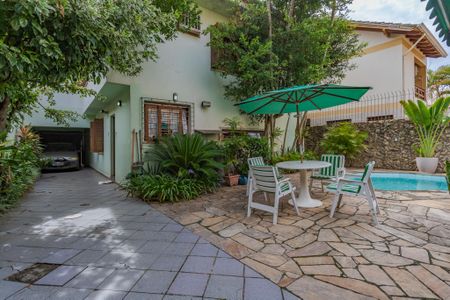 Casa à venda com 301m², 4 quartos e 2 vagas Casa à venda com 301m², 4 quartos e 2 vagasQuintal