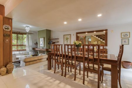 Casa à venda com 301m², 4 quartos e 2 vagas Casa à venda com 301m², 4 quartos e 2 vagasSala