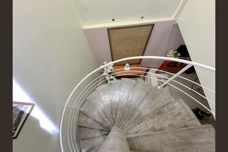 Casa para alugar com 399m², 3 quartos e 1 vagaEscadas