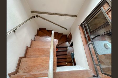 Casa à venda com 340m², 6 quartos e 5 vagasEscadas