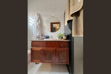 Casa à venda com 340m², 6 quartos e 5 vagasBanheiro Suíte 2