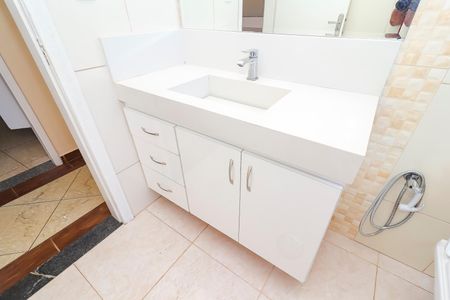 Casa para alugar com 150m², 4 quartos e 2 vagasBanheiro Social