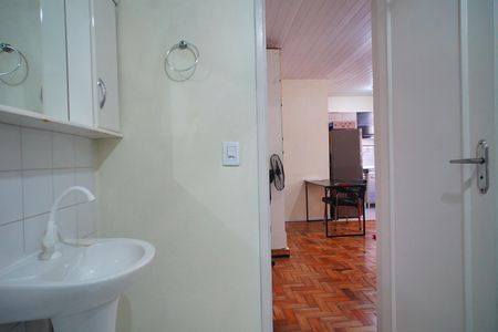 Banheiro  de apartamento para alugar com 1 quarto, 45m² em Floresta, Porto Alegre