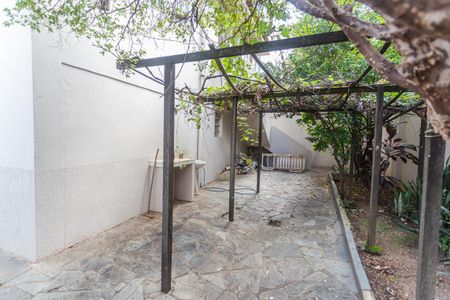 Casa à venda com 640m², 6 quartos e 3 vagas Casa à venda com 640m², 6 quartos e 3 vagasQuintal