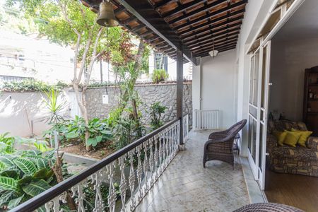 Casa à venda com 640m², 6 quartos e 3 vagas Casa à venda com 640m², 6 quartos e 3 vagasEntrada