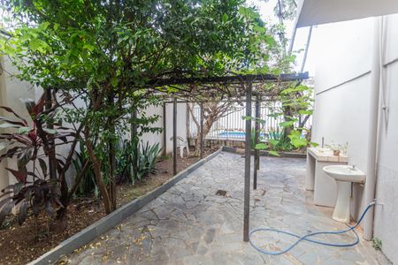 Casa à venda com 640m², 6 quartos e 3 vagas Casa à venda com 640m², 6 quartos e 3 vagasQuintal