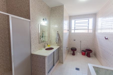 Casa à venda com 640m², 6 quartos e 3 vagas Casa à venda com 640m², 6 quartos e 3 vagasBanheiro Social