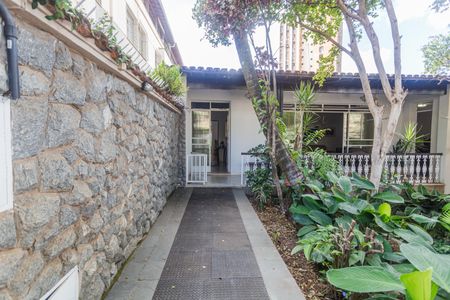 Casa à venda com 640m², 6 quartos e 3 vagas Casa à venda com 640m², 6 quartos e 3 vagasEntrada