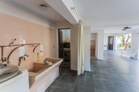 Casa à venda com 640m², 6 quartos e 3 vagas Casa à venda com 640m², 6 quartos e 3 vagasÁrea de Serviço