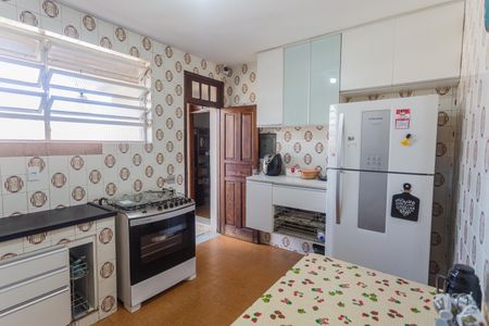 Casa à venda com 640m², 6 quartos e 3 vagas Casa à venda com 640m², 6 quartos e 3 vagasCozinha